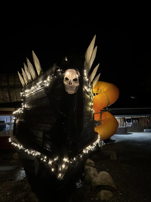 Halloween-dekorasjon ved sklia
